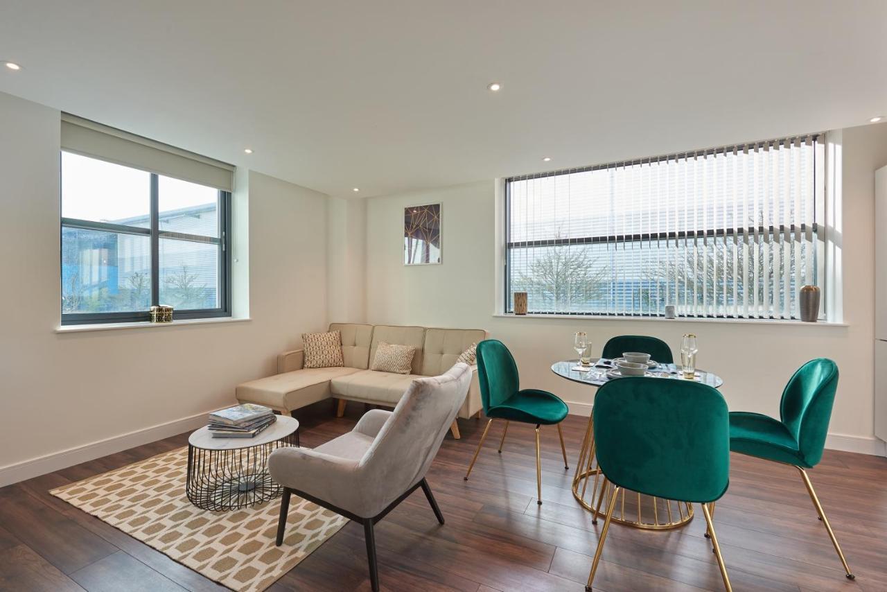Seven Living Slough - Free Parking & Fast Wi-Fi Exterior photo